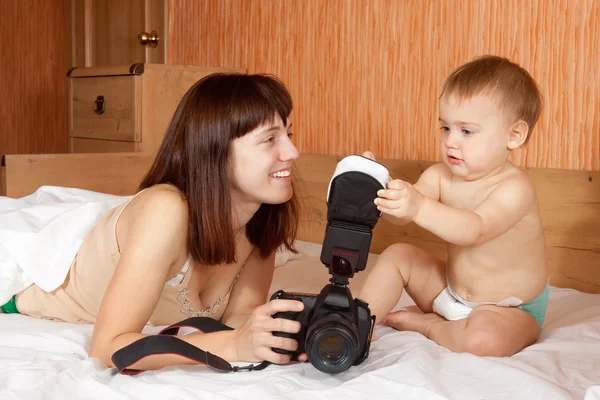 Happy mother with baby takes photo — Stock Photo, Image