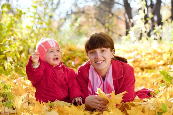 Madre y bebé en el parque de otoño — Foto de Stock