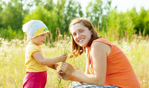 Gelukkig moeder met dochter in de zomer — Stockfoto