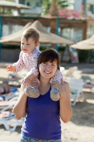 A kisgyermek boldog anya — Stock Fotó