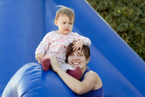 Szczęśliwą matką z malucha na slajdzie — Zdjęcie stockowe