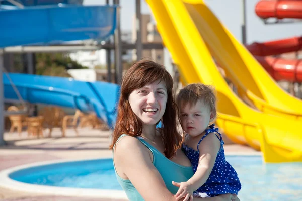 Mère avec tout-petit à Aquapark — Photo
