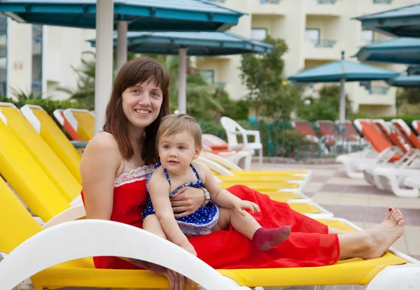 Mutlu anne ile bebek Resort — Stok fotoğraf