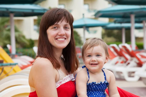 Madre con niño pequeño en el resort —  Fotos de Stock