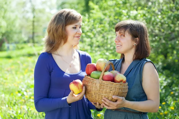 Дівчата з яблуками в саду — стокове фото