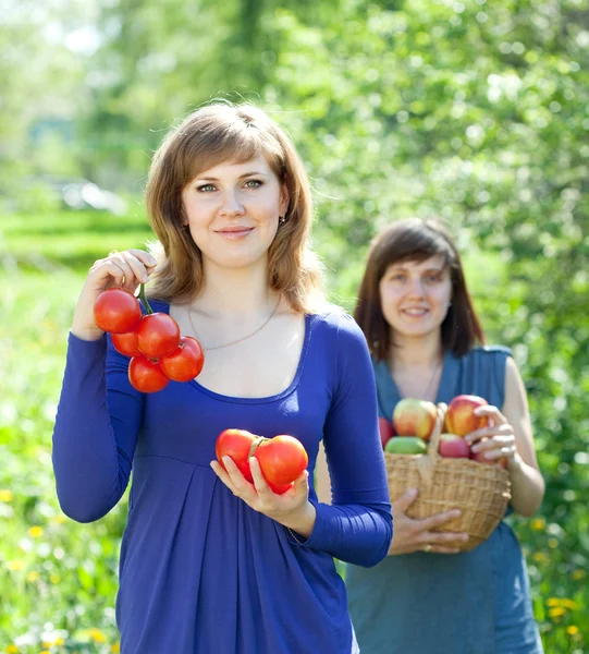 Femmes heureuses avec la récolte — Photo