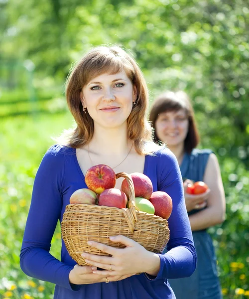 Щасливі дівчата з яблуками — стокове фото