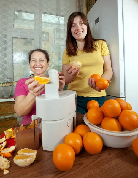 Women making fresh orange juice — Stock Photo, Image