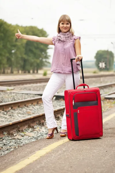 Donna in attesa treno su ferrovia — Foto Stock