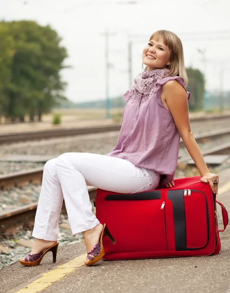 Nő a poggyász várakozó vonat — Stock Fotó