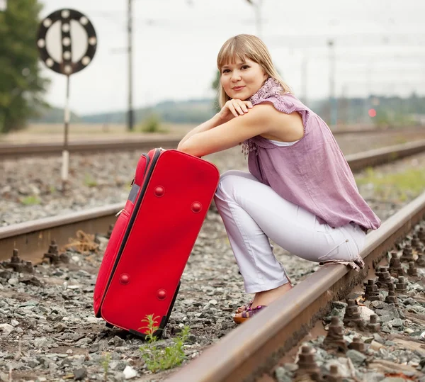 Vrouw zitten op rail — Stockfoto