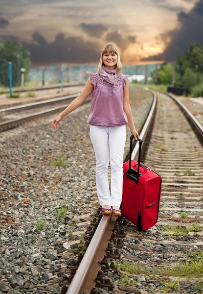 Šťastná žena chůze na železnici — Stock fotografie