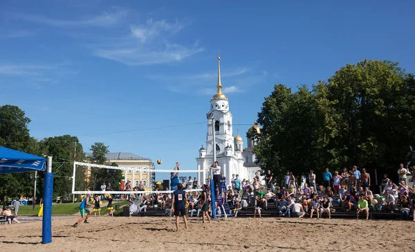 Jugadores no identificados en el torneo de voleibol playa — Foto de Stock