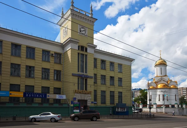 Blick auf Ivanovo - Dreifaltigkeitstempel und Postamt — Stockfoto