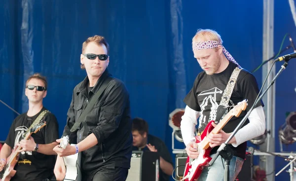 A banda de rock "Akusticheskiy les" aparece ao ar livre . — Fotografia de Stock
