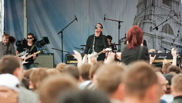A banda de rock "Akusticheskiy les" aparece ao ar livre — Fotografia de Stock
