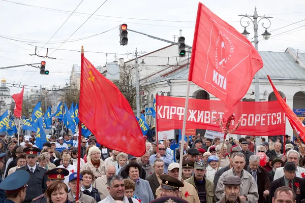 Trabalhadores e grupo de oposição caminham na rua principal — Fotografia de Stock