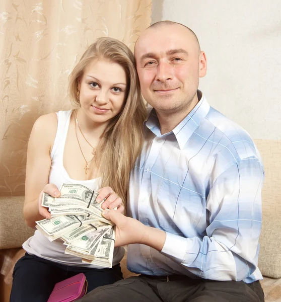 Família feliz com muitos dólares dos EUA — Fotografia de Stock
