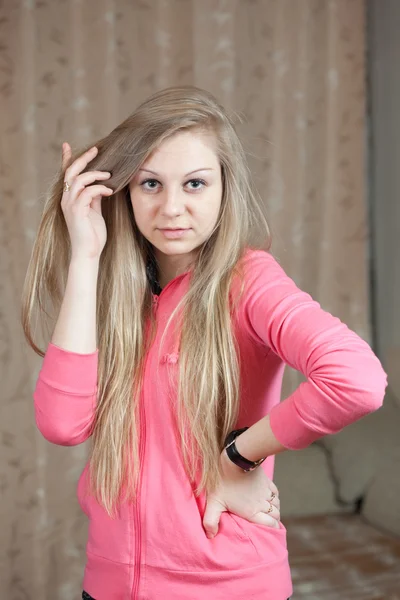 Uzun saçlı sarışın kız portresi — Stok fotoğraf