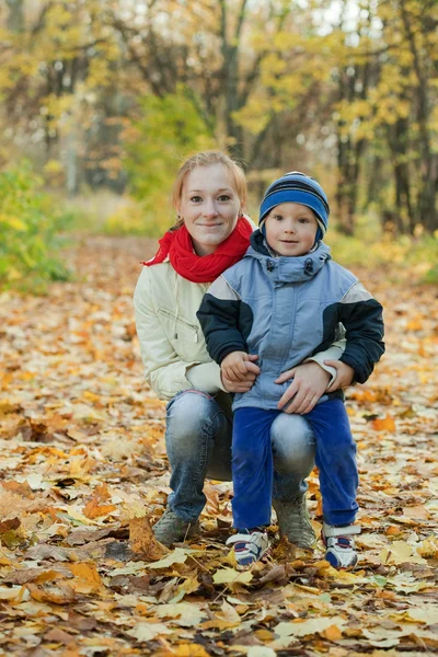 Μητέρα με αγόρι στο πάρκο φθινόπωρο — Φωτογραφία Αρχείου