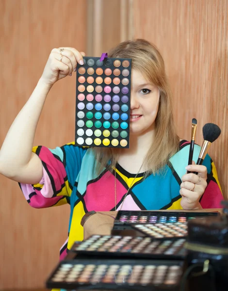 Kvinnliga visagiste med kosmetika — Stockfoto