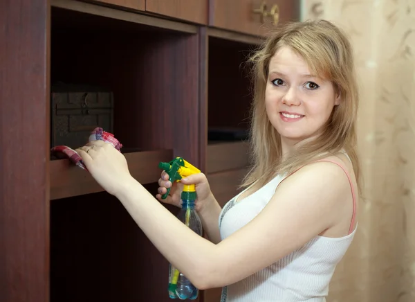 Šťastná dívka čistí nábytek — Stock fotografie