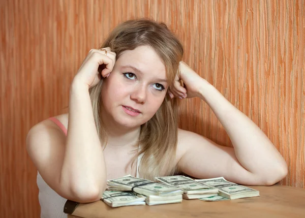 Wanita berpikir tentang masalah keuangan — Stok Foto