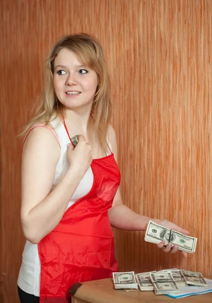Empregada doméstica rouba dinheiro da mesa — Fotografia de Stock