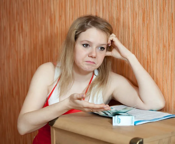 Vrouw beslist over de financiële problemen — Stockfoto