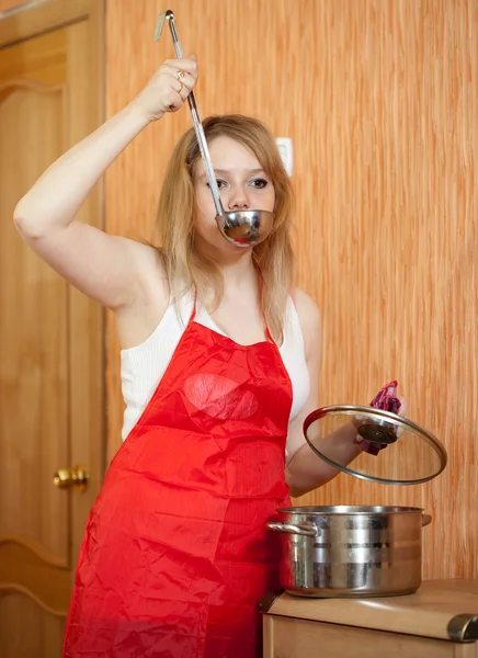 Femme cuisine à sa cuisine — Photo