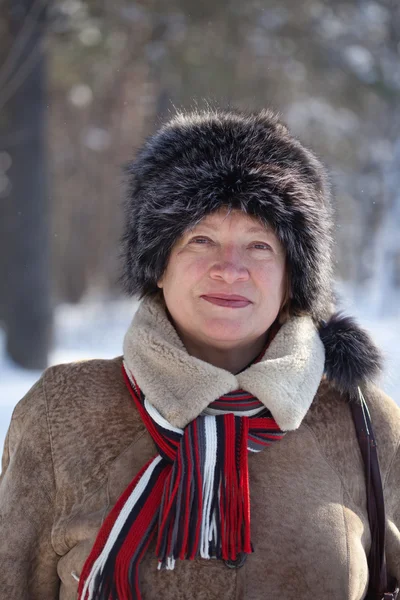 Kvinnan promenader på vinter park — Stockfoto