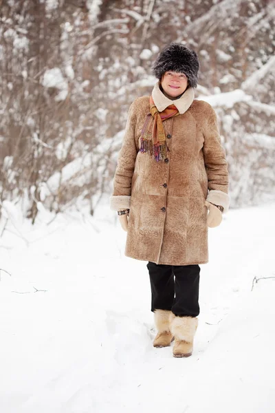 Zralá žena chodí na winter park — Stock fotografie