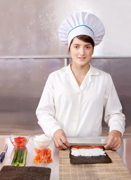 Donna che fa rotoli di sushi — Foto Stock