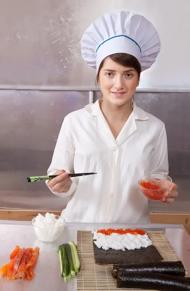 Cuire des rouleaux de sushi avec du caviar — Photo