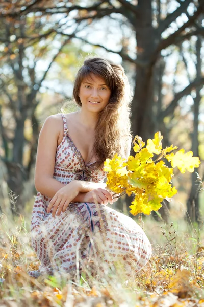 秋の公園で花束を葉オークを持つ少女 — ストック写真