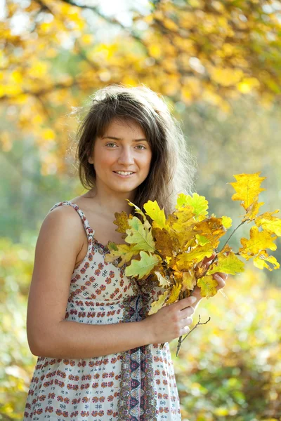 Menina com folhas de carvalho posy — Fotografia de Stock