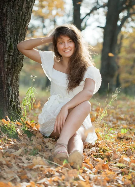 Retrato ao ar livre de menina no parque de outono — Fotografia de Stock