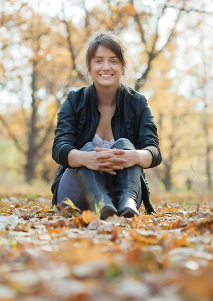 Glückliches Mädchen im Herbstpark — Stockfoto