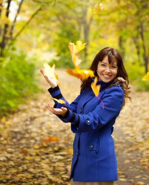 Girl leaves in the air — Stock Photo, Image