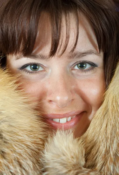 Ragazza felice in pelliccia di volpe — Foto Stock