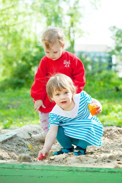 两个孩子玩沙 — 图库照片