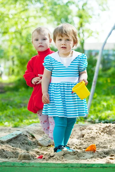 Двое детей играют в песочнице — стоковое фото