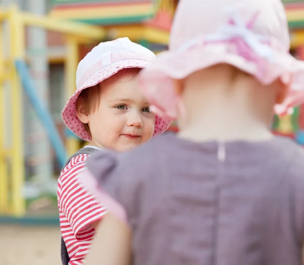 Dwie dziewczyny w plac zabaw dla dzieci — Zdjęcie stockowe