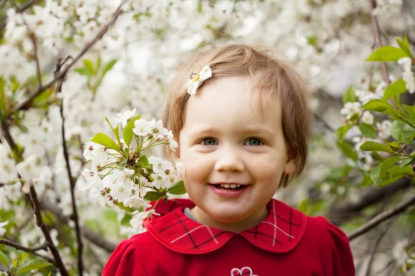 Gelukkig babymeisje in het voorjaar van — Stockfoto