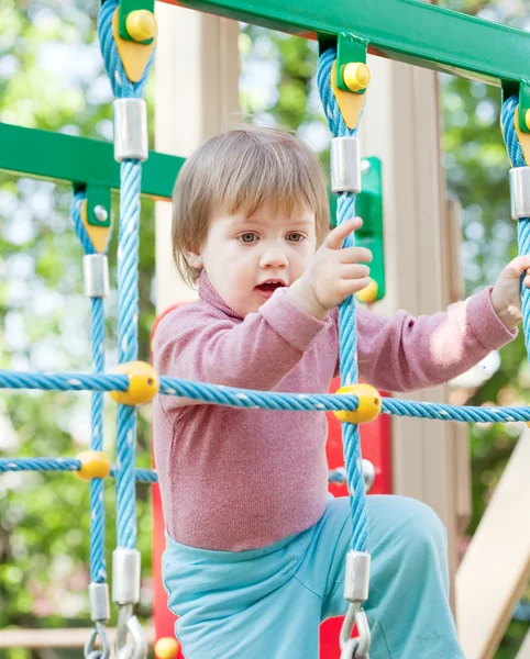 Enfant de deux ans à l'aire de jeux — Photo