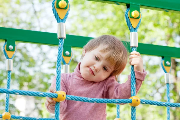 Portrait d'un enfant de deux ans sur une aire de jeux — Photo