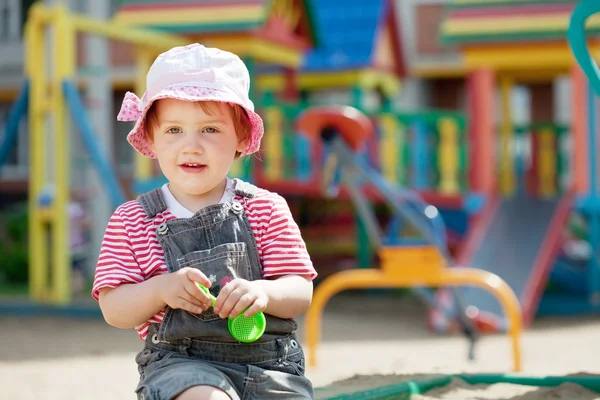 Retrato de criança de dois anos no parque infantil — Fotografia de Stock