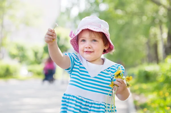 Porträt eines zweijährigen Mädchens — Stockfoto