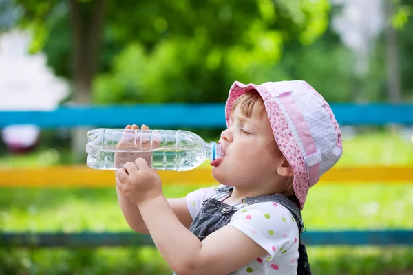 Iki yıllık çocuk şişeden içer — Stok fotoğraf