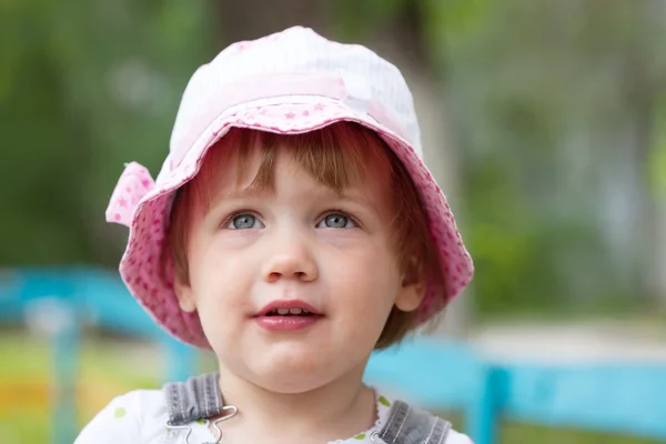 Porträt eines zweijährigen Kindes — Stockfoto